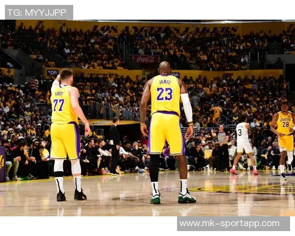 东契奇上半场狂砍32分詹姆斯无奈在替补席打哈欠观战