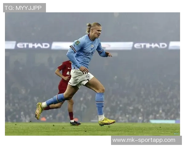 哈兰德分享全队庆祝合影感慨艰难时刻坚持不懈的奋斗精神