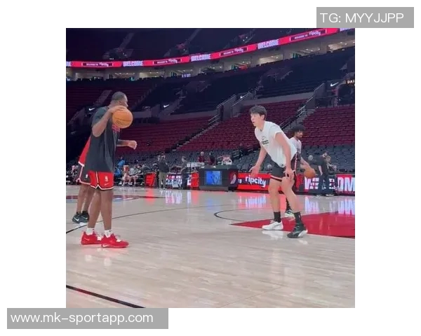 开拓者前线记者小傅期待小杨在篮球场上展现真实自我的那一天