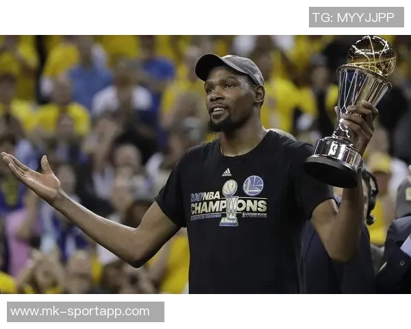 杜兰特强调沟通在逆转胜利中的关键作用与球队团结的重要性