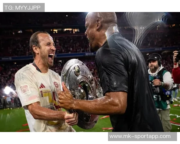 拜仁官方宣布凯恩等六名球员荣获上赛季德国最佳阵容奖杯